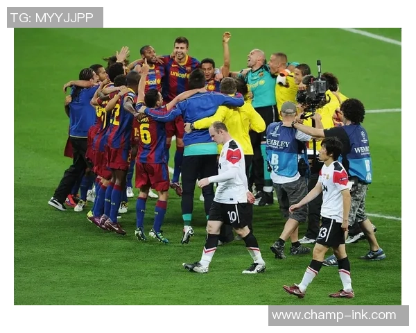 足球场上的温暖瞬间：从球员间的互助到感动人心的比赛时刻